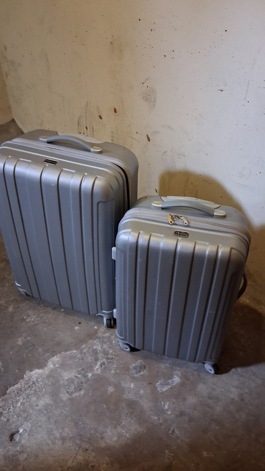 2 koffers op wieltjes, Ophalen, Gebruikt, Hard kunststof, Wieltjes