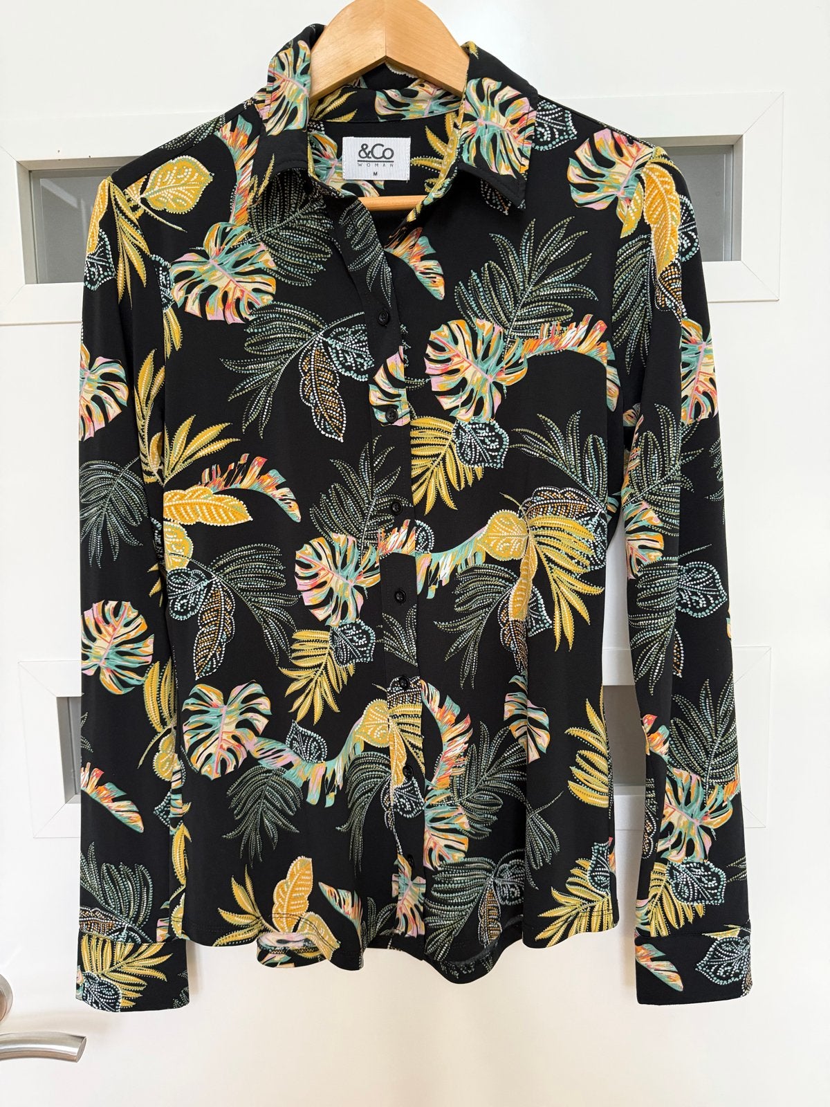 Zwarte blouse met tropische print van &Co Woman, Ophalen of Verzenden, Zo goed als nieuw, Maat 38/40 (M), Zwart