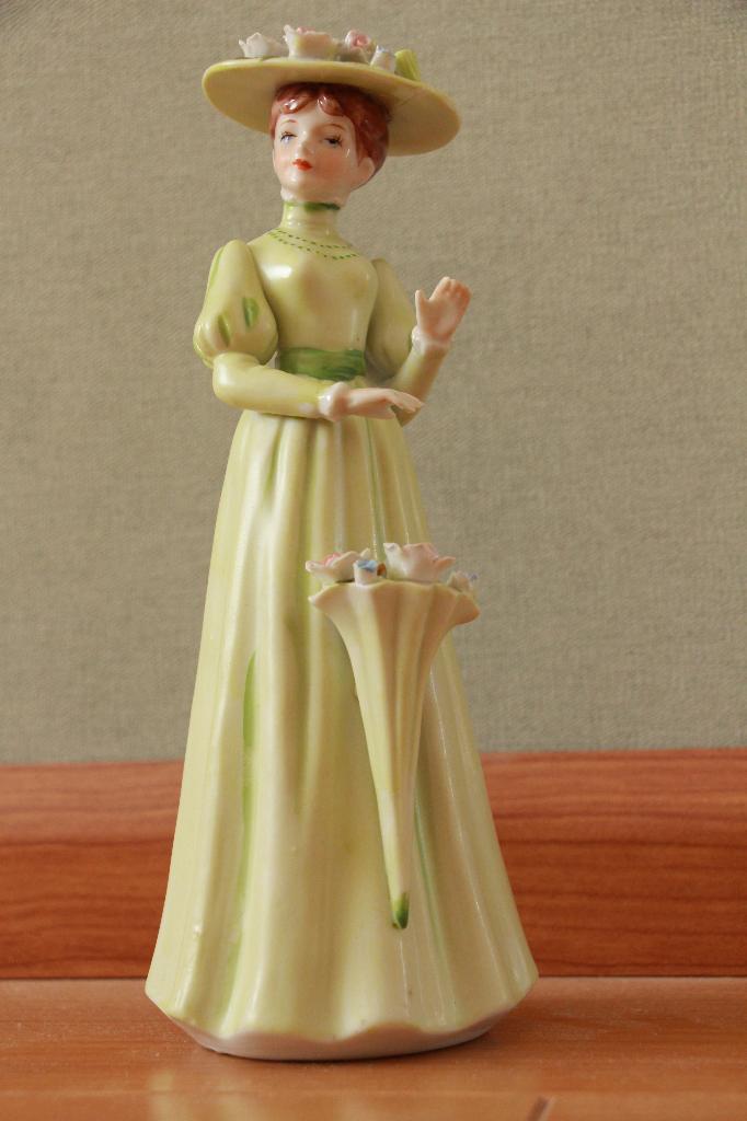 Beeld van Dame met zomerhoed met bloemen, Verzamelen, Beelden en Beeldjes, Ophalen of Verzenden, Zo goed als nieuw, Mens