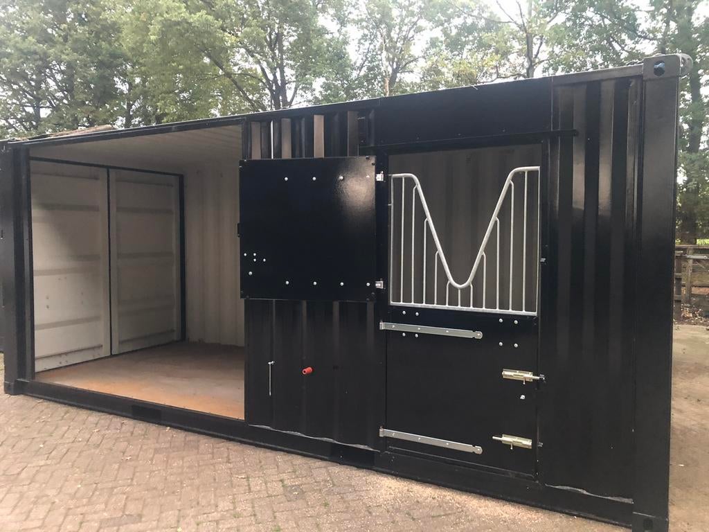 Stalcontainer, Stalling, 2 of 3 paarden of pony's