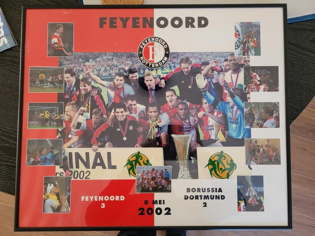 Feyenoord UEFA Cup Winnaars 2002 Ingelijste Collage, Maat XL, Ophalen, Zo goed als nieuw, Clubaccessoires