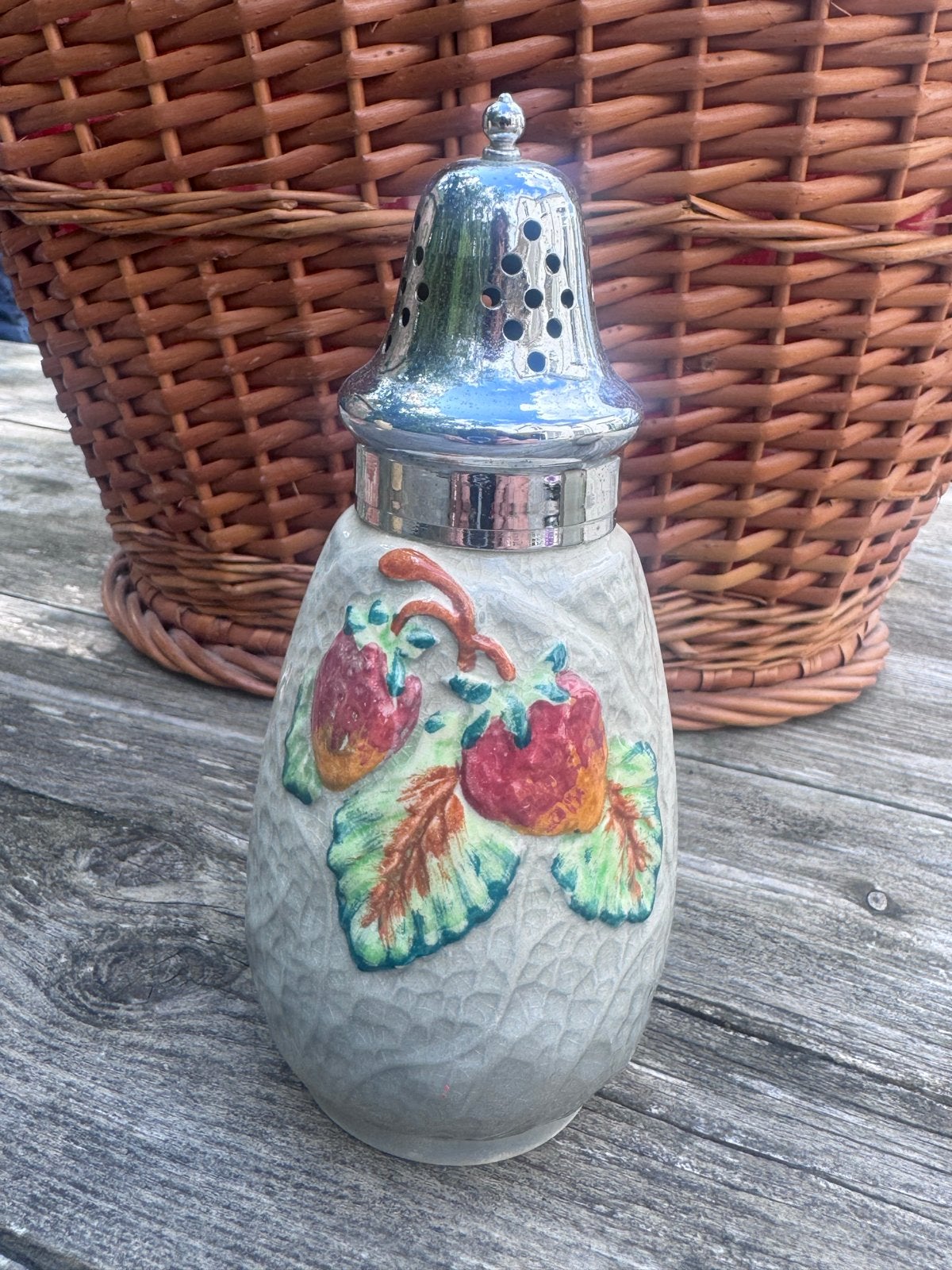 Vintage Barbotine Strooier met Aardbeienmotief uit Engeland, Ophalen of Verzenden