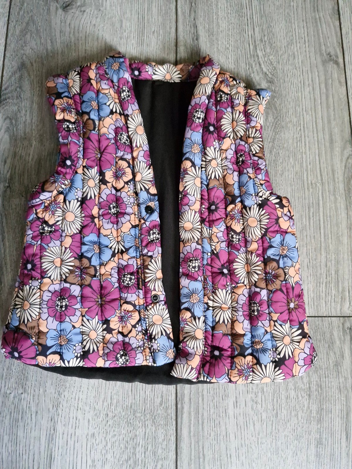 Bloemenprint gewatteerd vestje - 110, Kinderen en Baby's, Kinderkleding | Maat 110, Nieuw, Meisje, Trui of Vest, Ophalen of Verzenden