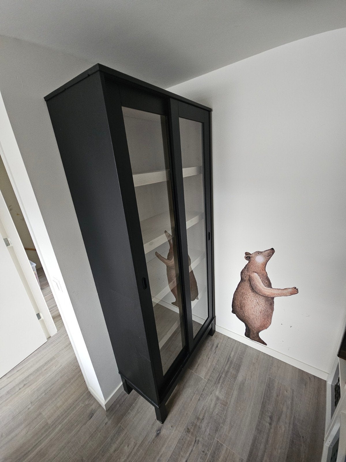 Zwarte vitrinekast met glazen schuifdeuren, Ophalen, Overige houtsoorten, 50 tot 100 cm, Modern