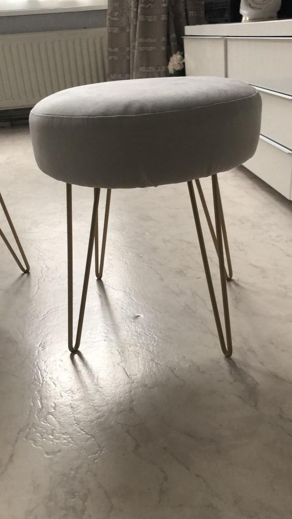 Nieuwe suède krukjes/poefjes met gouden pootjes, Huis en Inrichting, Krukjes, Nieuw, Overige materialen, Ophalen of Verzenden