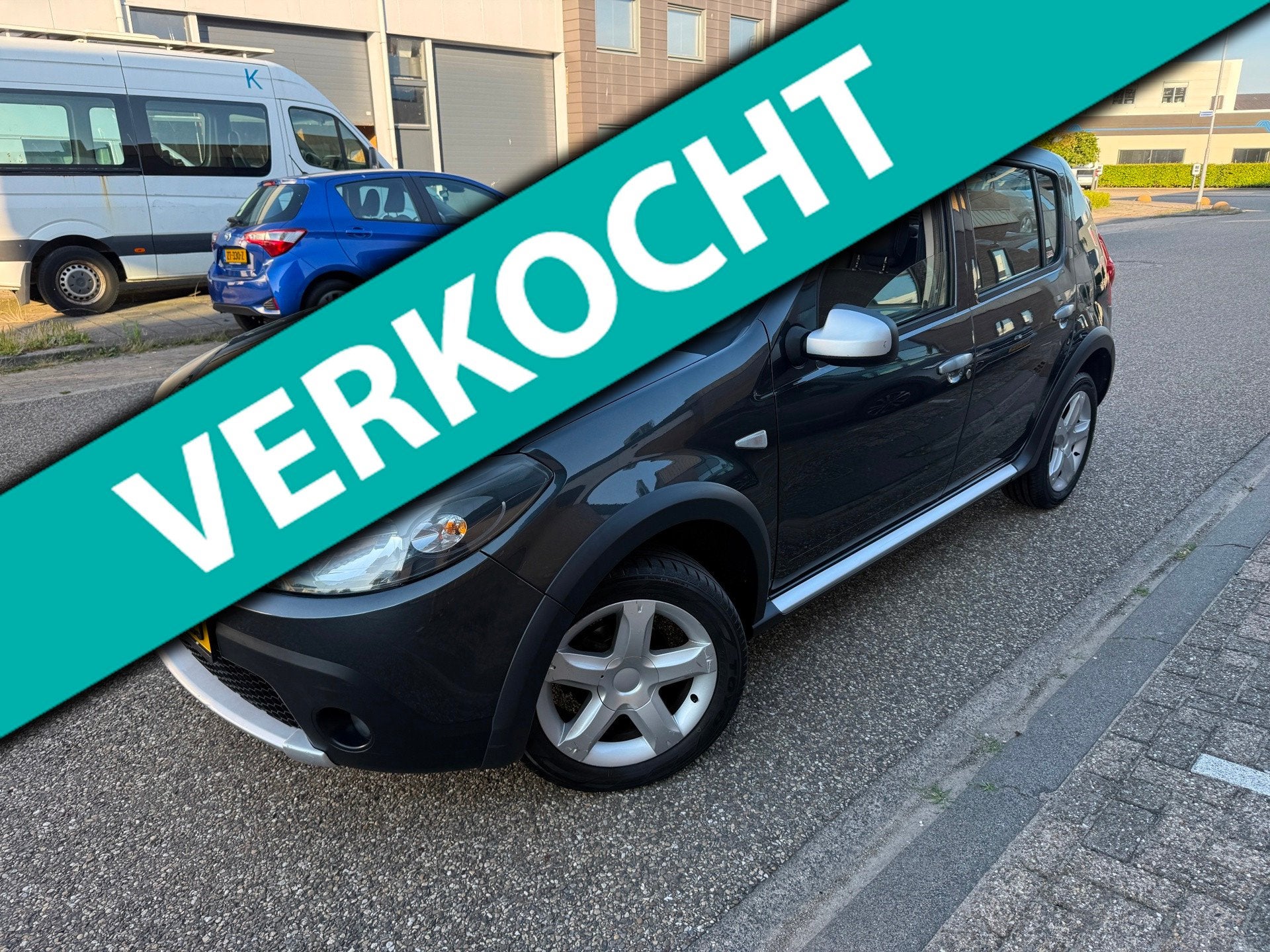 Dacia Sandero 1.6 Lauréate 2011 AIRCO ELEKT PAKKET NIEUW DI, Auto's, Dacia, Voorwielaandrijving, Euro 5, Zwart, 4 cilinders