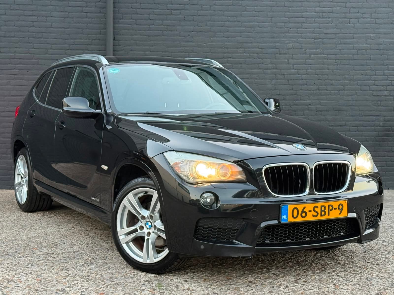 BMW X1 SDrive18i M SPORTPAKKET|NAVI|AIRCO|PDC|TREKHAAK|ELEK, Auto's, BMW, X1, Euro 5, Zwart, 150 pk