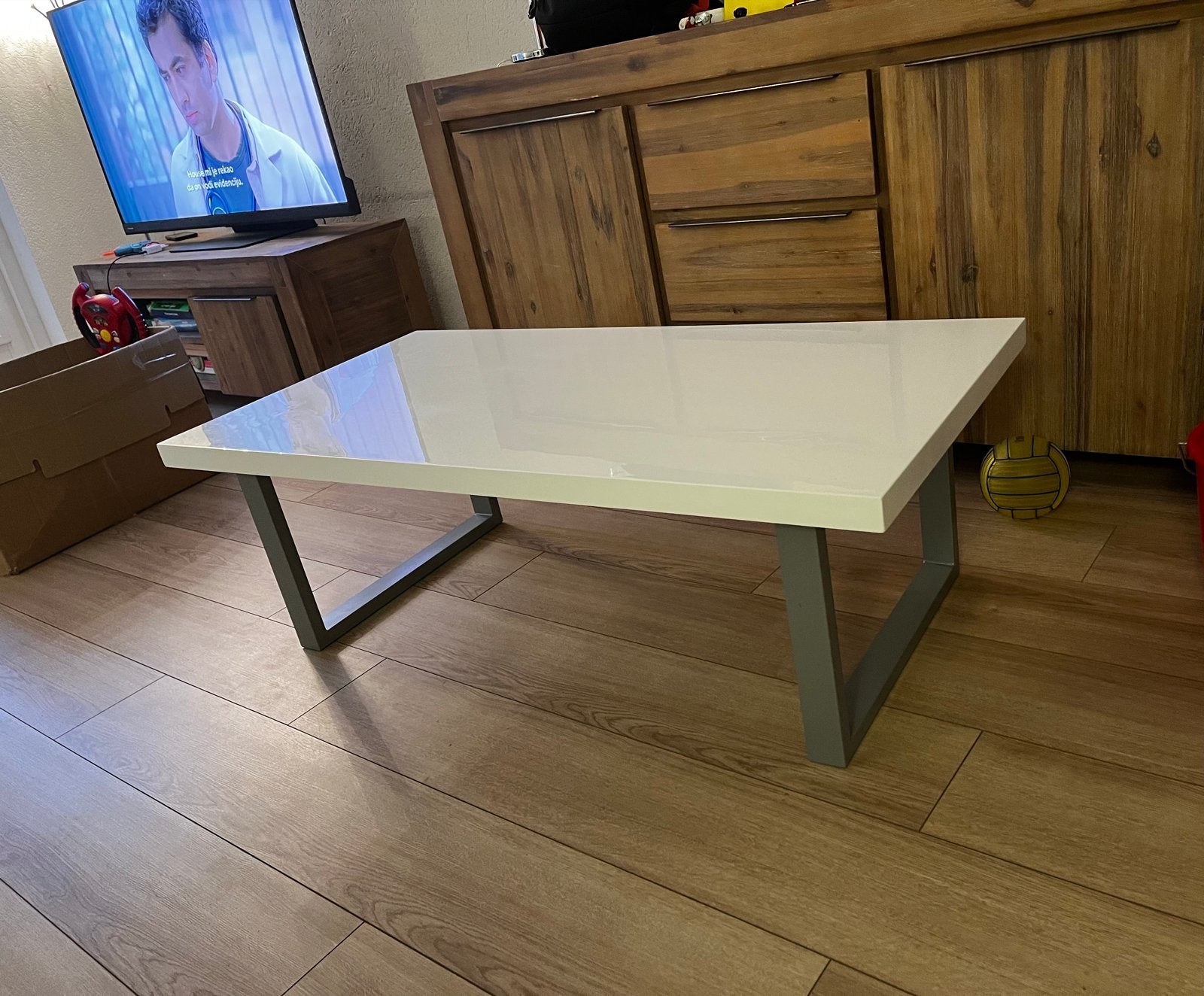 Moderne salontafel wit hoogglans met grijze metalen poten, Kunststof, 100 tot 150 cm, Zo goed als nieuw, 50 tot 100 cm