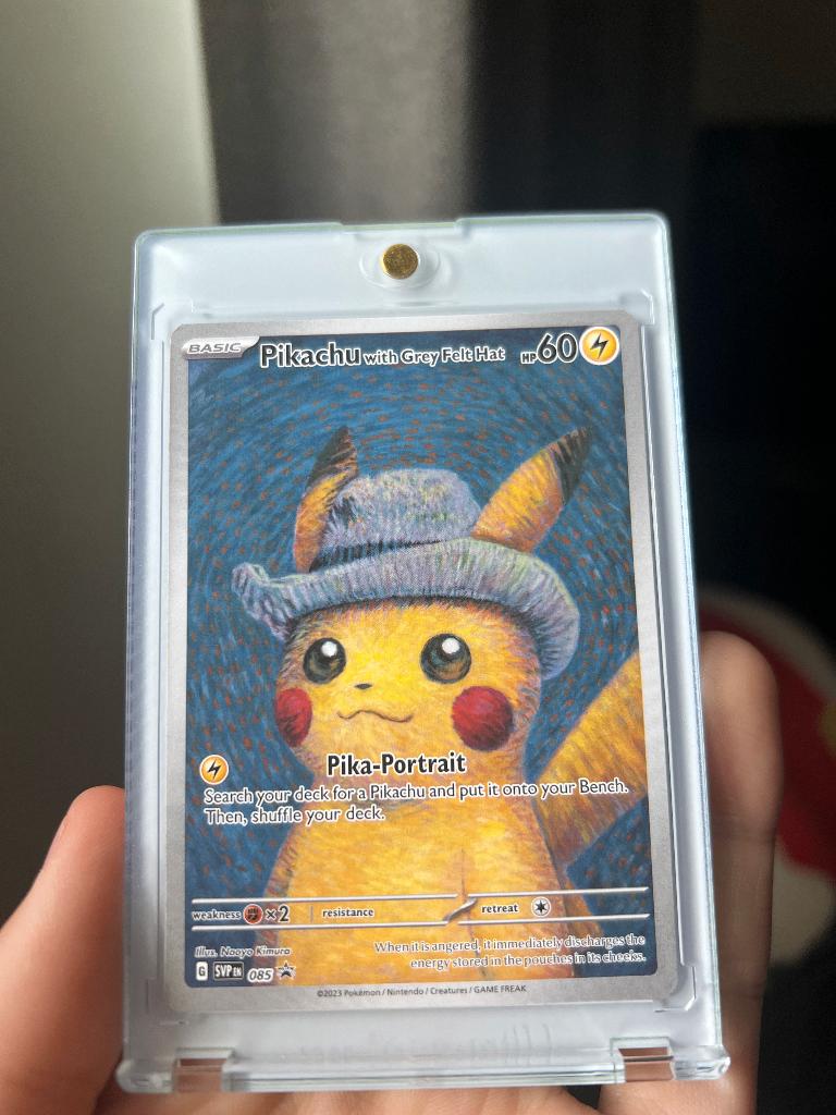 Pikachu Grey Felt Hat - Van Gogh kaart, Hobby en Vrije tijd, Verzamelkaartspellen | Pokémon, Verzenden, Zo goed als nieuw, Losse kaart