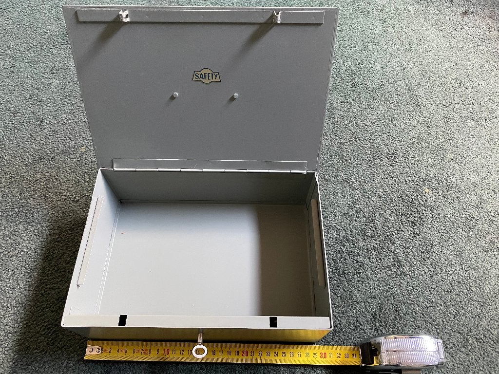 Geldkist Safety 30x20cm incl. sleutel, Ophalen of Verzenden, Zo goed als nieuw, Metaal of Blik, Overige thema's