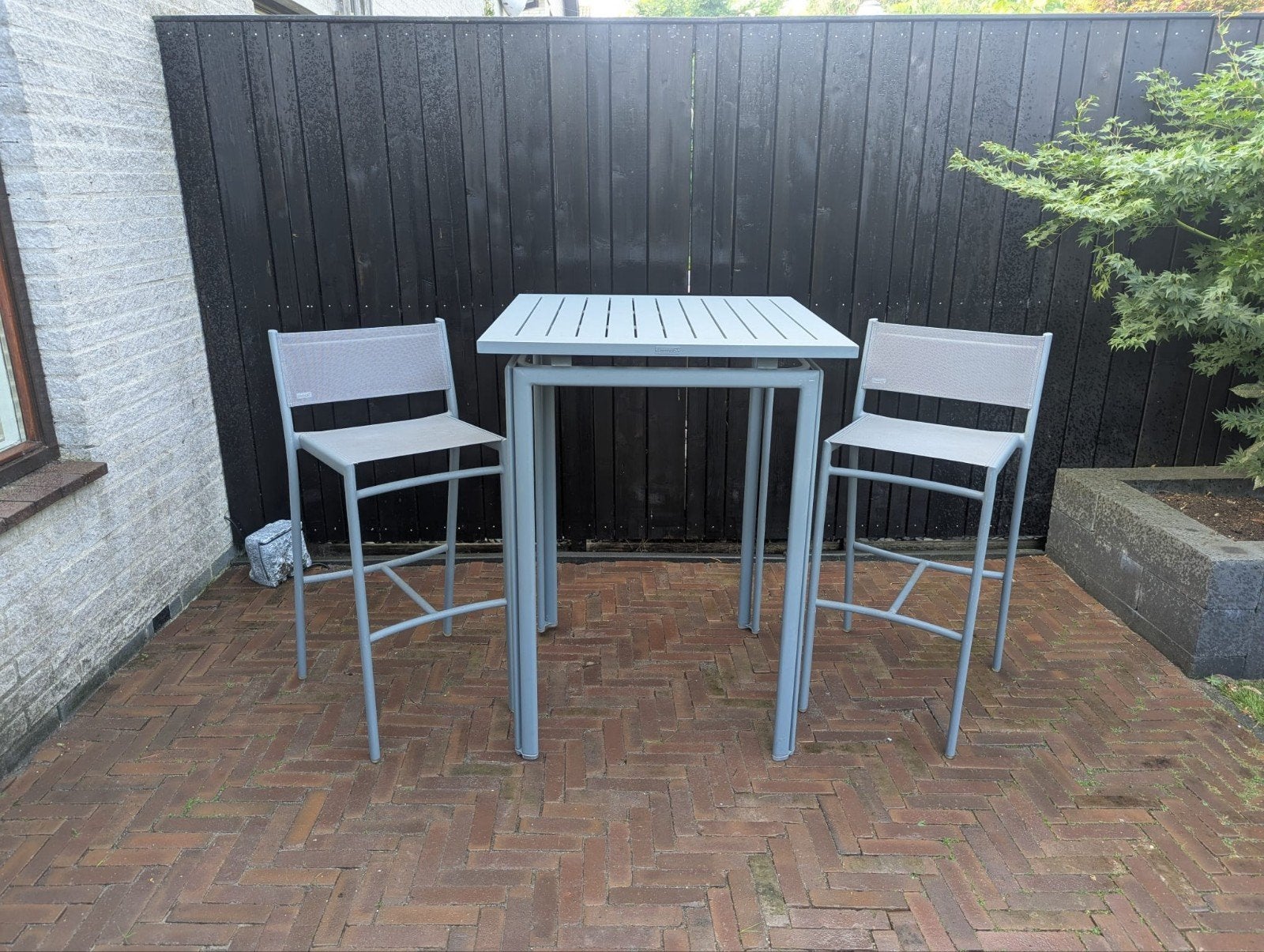 Fermob Costa High Table met 2 x Fermob Costa High Chair, Aluminium, Zo goed als nieuw, Tuinset, Eettafel
