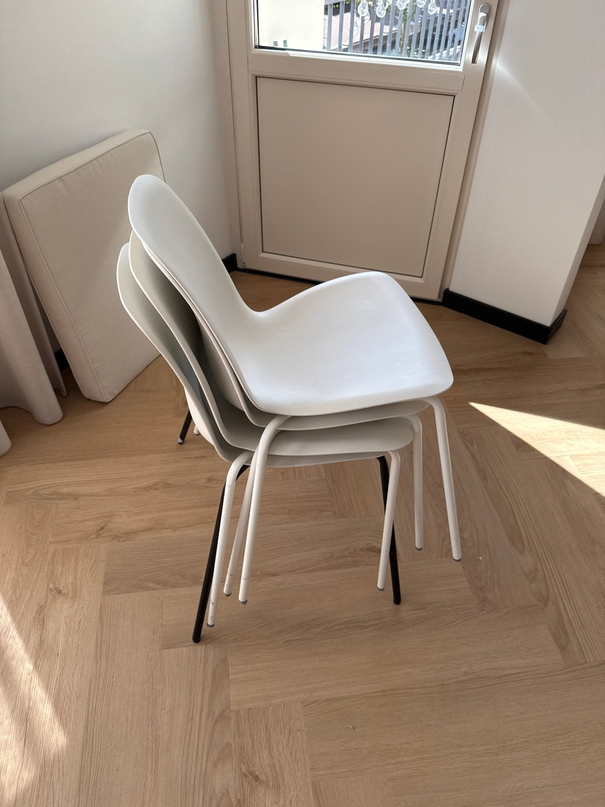 Gratis af te halen: 4 witte IKEA stoelen, Huis en Inrichting, Kunststof, Gebruikt, Drie, Wit