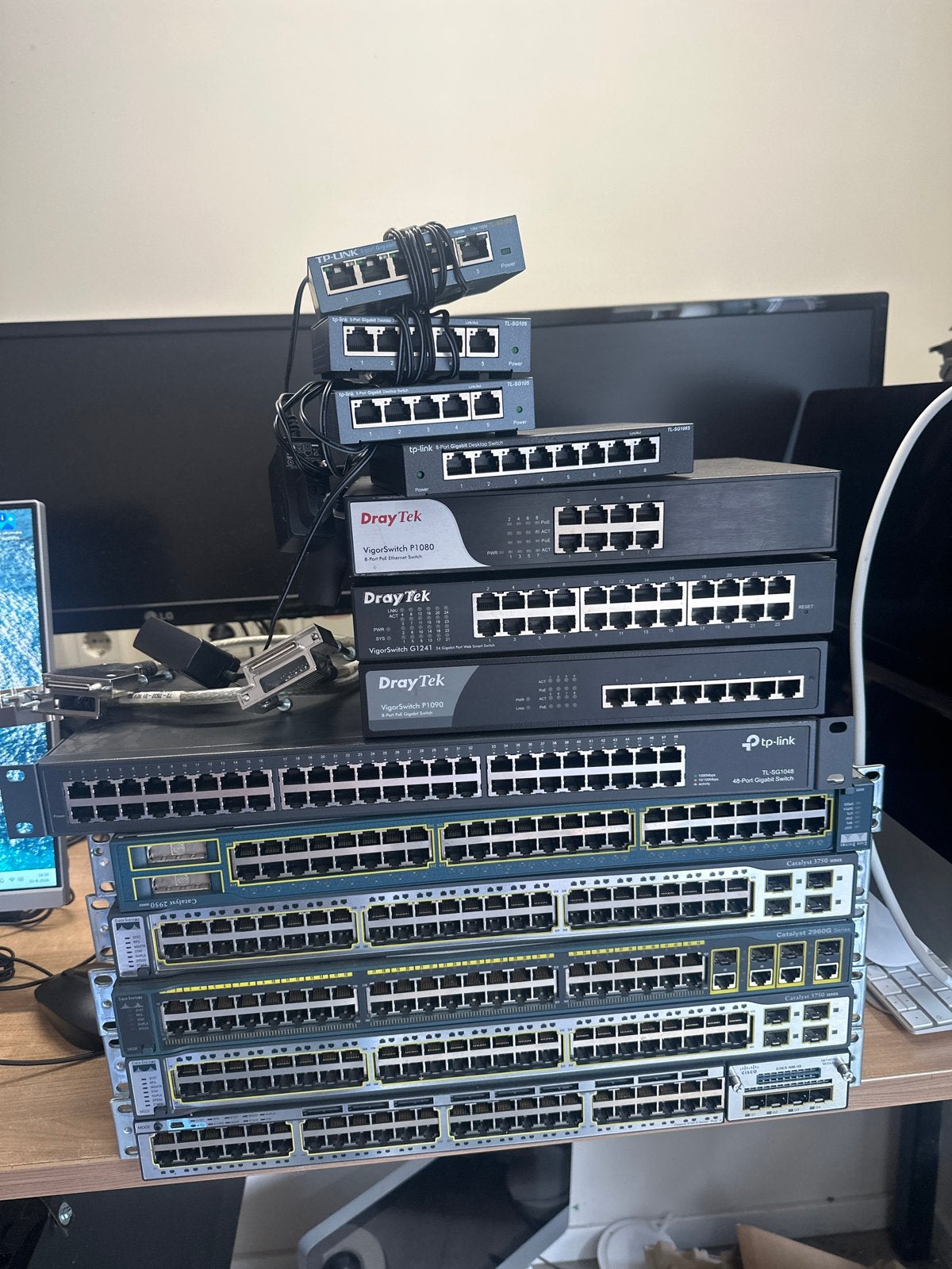 Partij Cisco en DrayTek switches en koppelkabels, Ophalen of Verzenden, Gebruikt