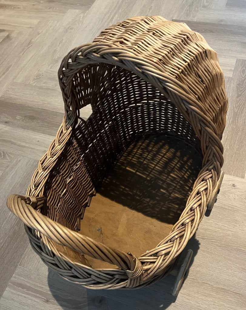 Schattig rieten poppenwagentje, Kinderen en Baby's, Ophalen, Zo goed als nieuw, Babypop