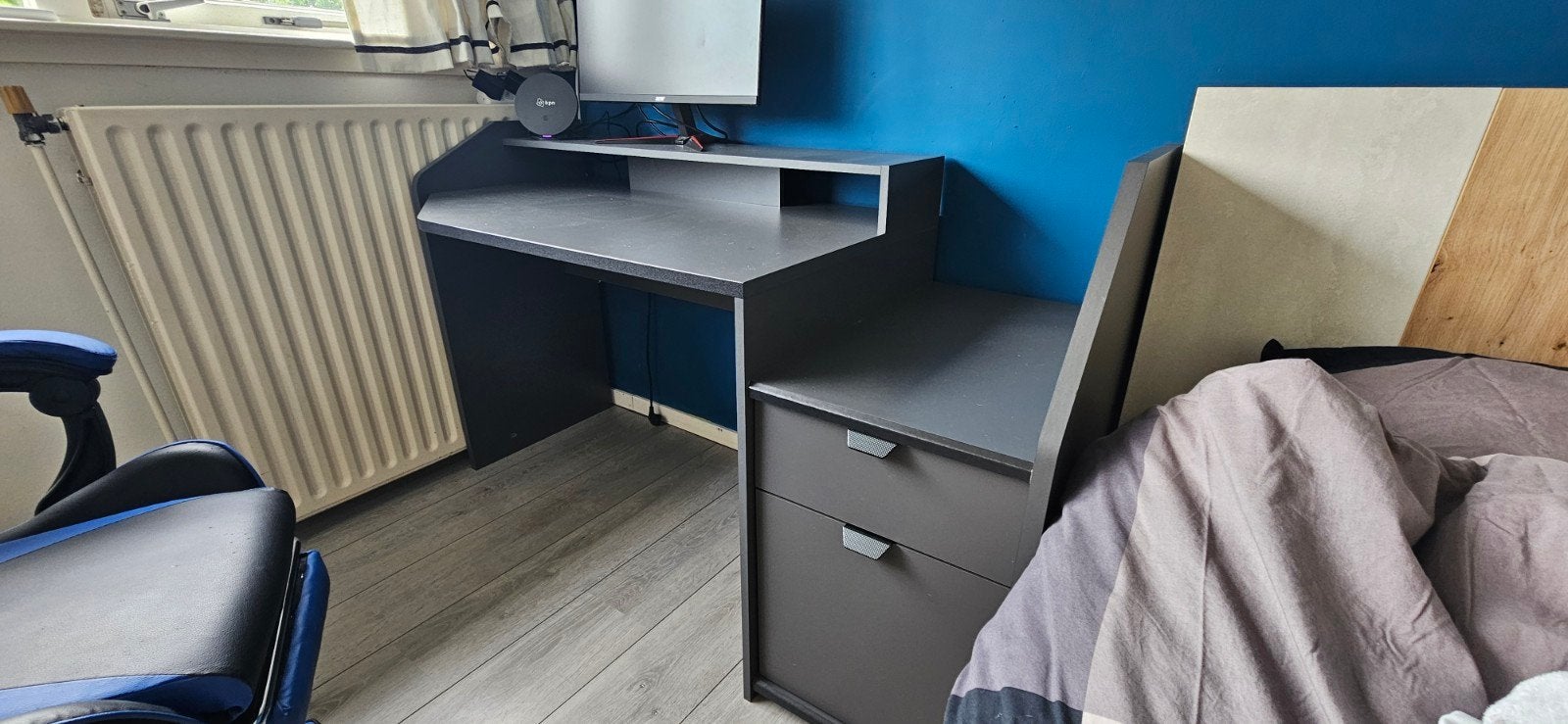 Modern grijs bureau met opbergruimte, Huis en Inrichting, Bureaus, Opzetstuk, Gebruikt, Spaanplaat of MDF, Ophalen of Verzenden