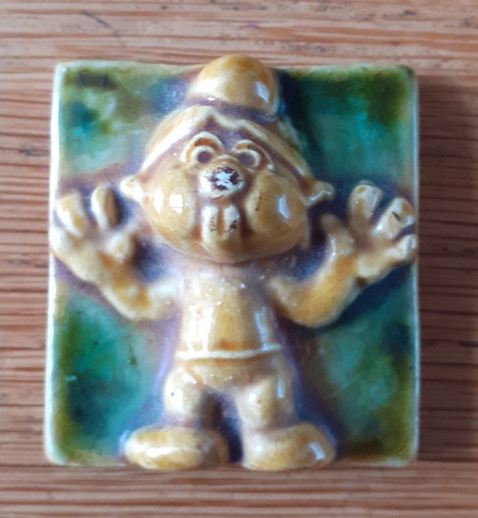 keramisch tegeltje krolle bolle trolletje trol denemarken, Ophalen of Verzenden, Gebruikt