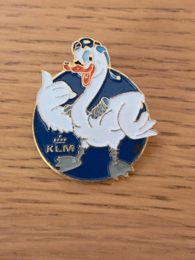 Vintage KLM zwaan emaille speld Delta Houten Holland, Verzenden, Zo goed als nieuw, Transport, Speldje of Pin