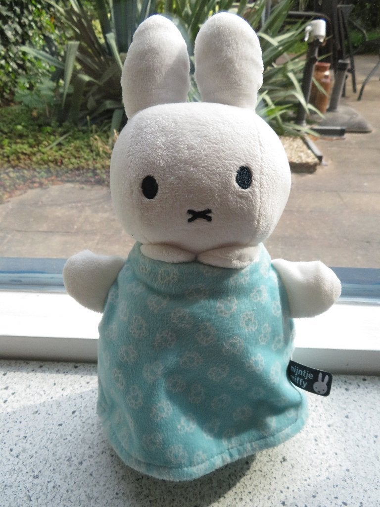 Konijn Nijntje Miffy in blauw gebloemde jurk huilt lacht, Ophalen of Verzenden, Zo goed als nieuw, Konijn, Wasbaar