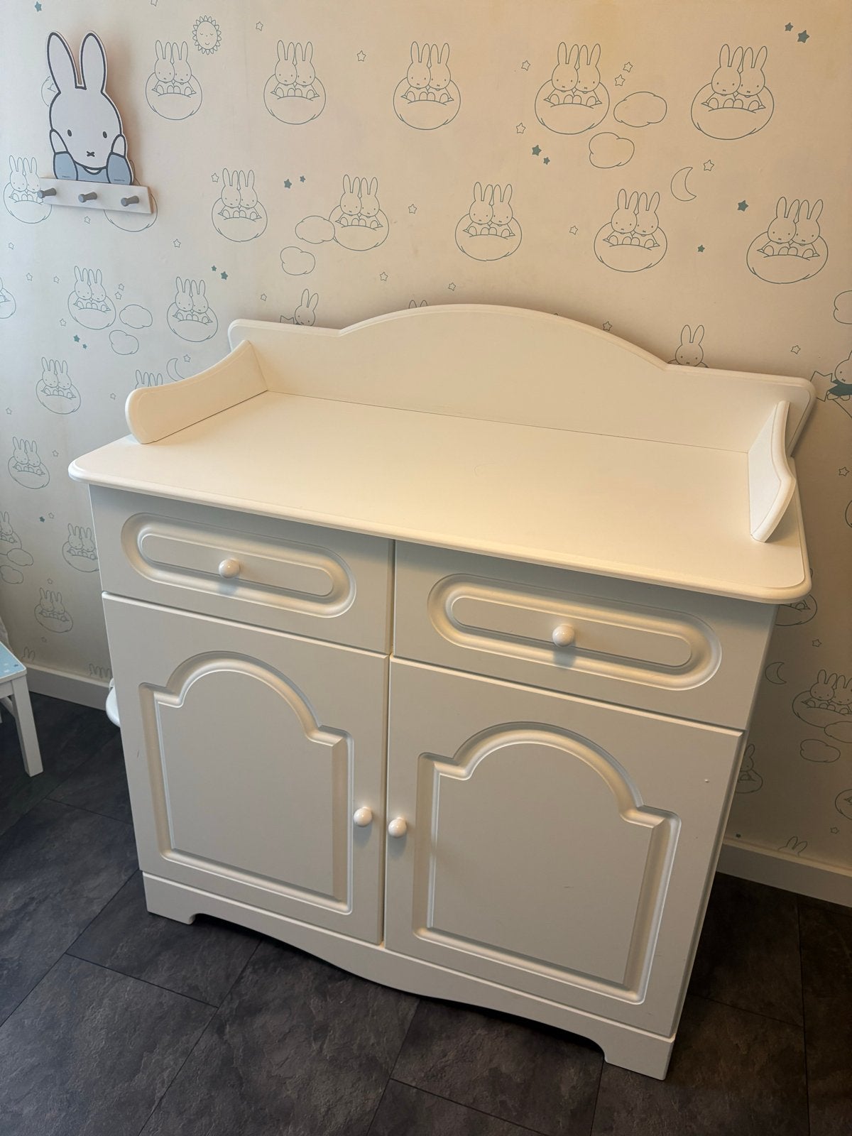 Babykamer - witte commode en ledikant + accessoires, Ophalen, Zo goed als nieuw
