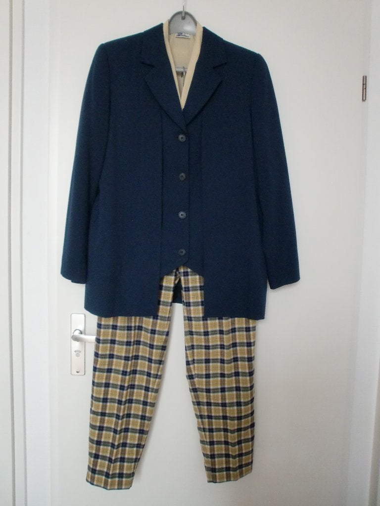 Compleet set van een apart jasje met blouse en lange broek., Kostuum of Pak, Maat 42/44 (L), Zo goed als nieuw, Verzenden