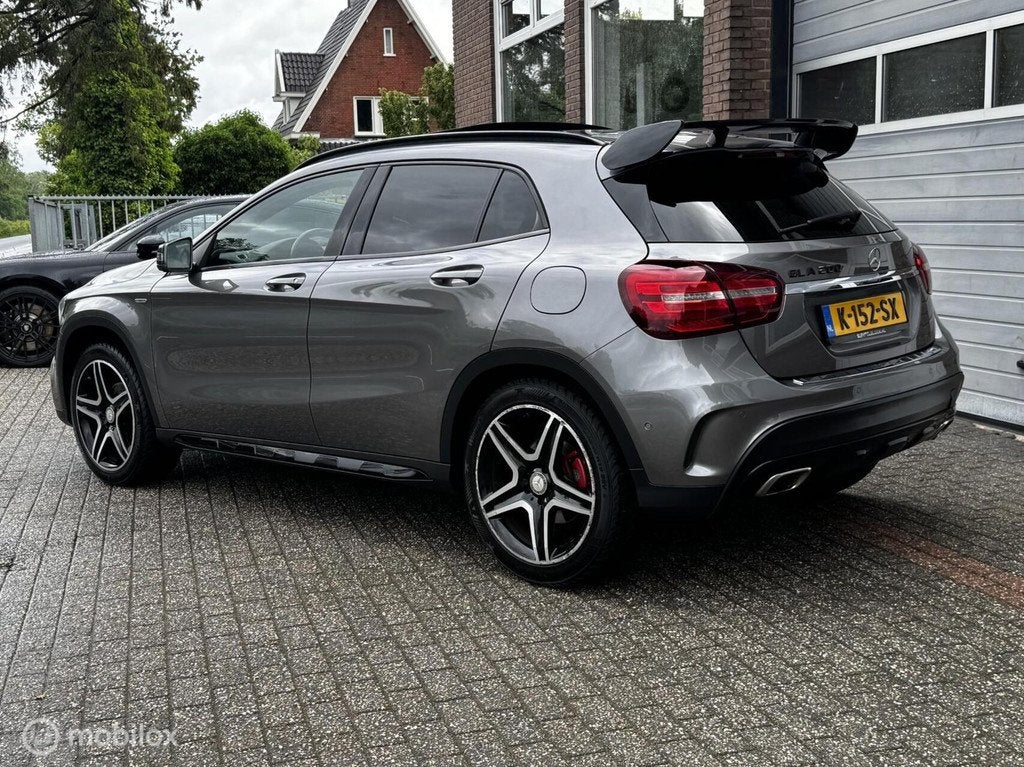 Mercedes GLA klasse 200 AMG AUT LEDER/PANO/CAMERA, Auto's, Mercedes-Benz, Gebruikt, Euro 6, 715 kg, Bedrijf