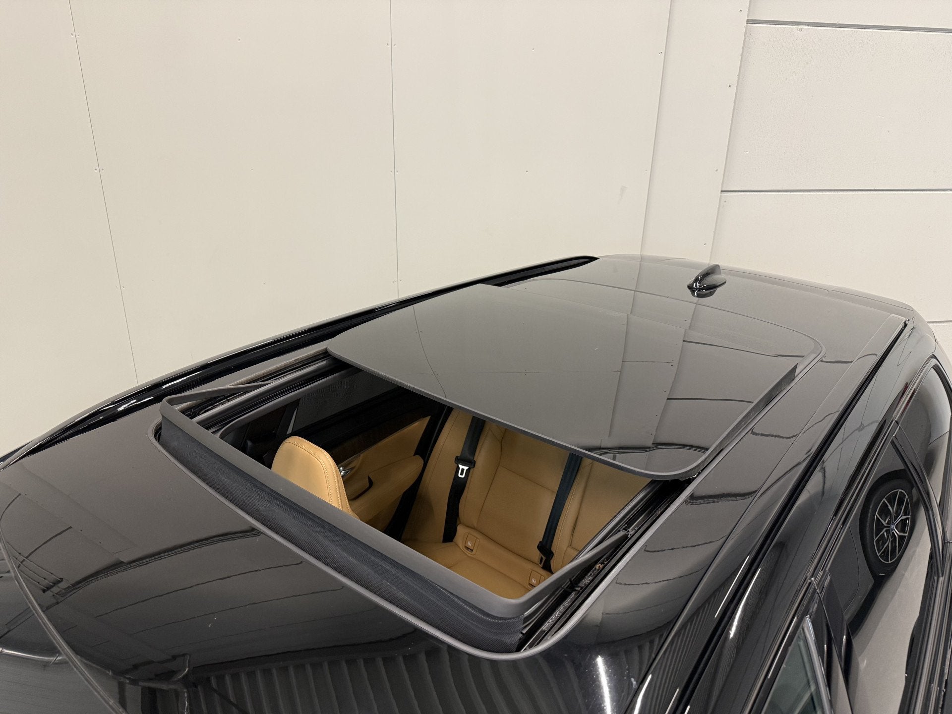Volvo V90 T8 AWD Ultimate Dark Long Range 455PK PANO/B&W/TRE, Automaat, Dealer onderhouden, Beige, 4 cilinders
