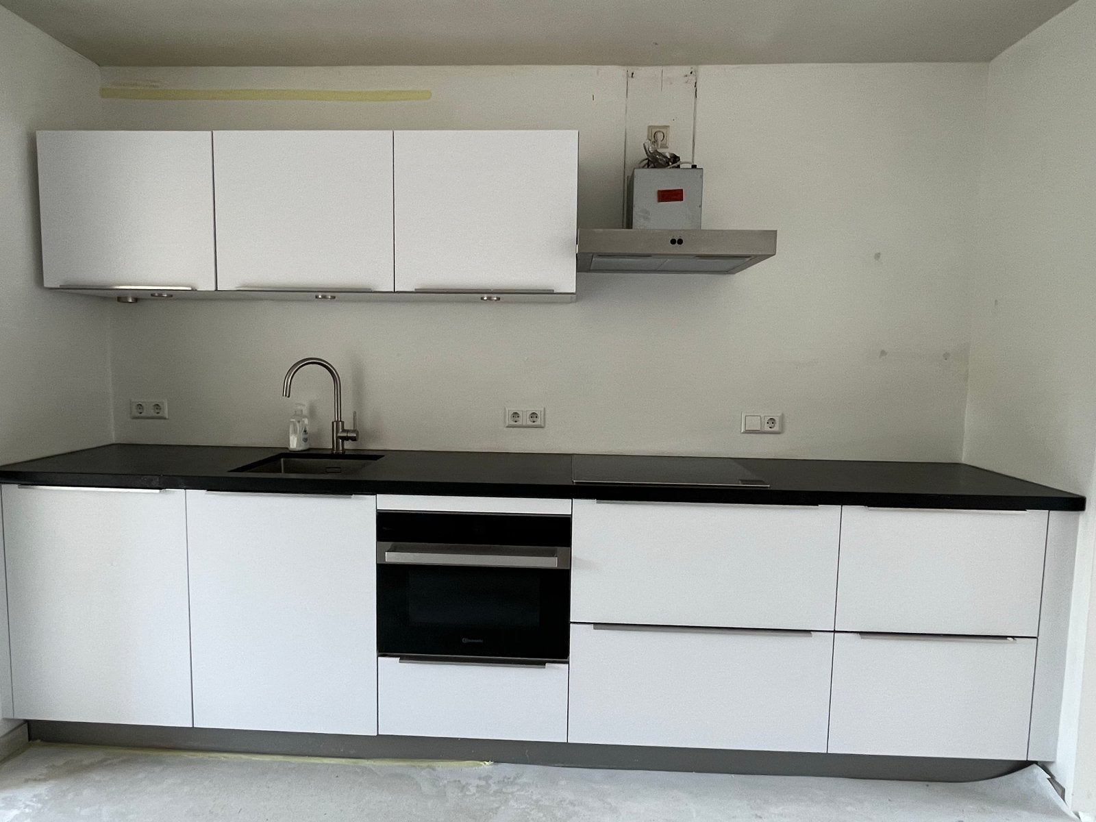 Moderne wit-zwarte Grando keuken met Bauknecht kookplaat, Ophalen, 4 kookzones, Zo goed als nieuw, Inbouw