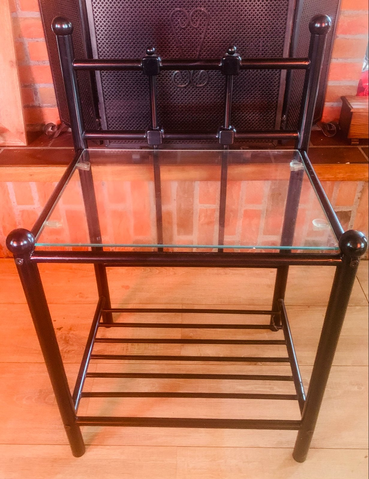 2 Zwart metalen nachtkastjes/bijzettafel met glazen blad, Gebruikt, Metaal of Aluminium, 55 tot 75 cm, Rechthoekig
