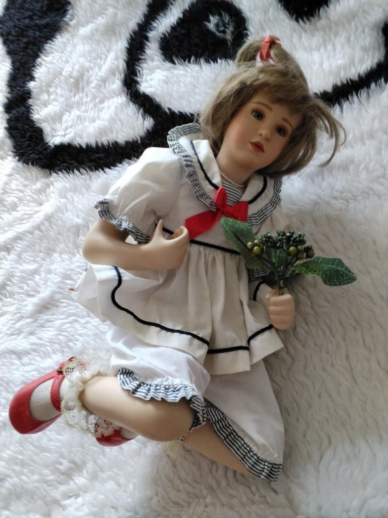 Mooie stenen pop op haar knietjes - Das Puppen Kunstarchiv, Ophalen of Verzenden, Zo goed als nieuw, Overige typen