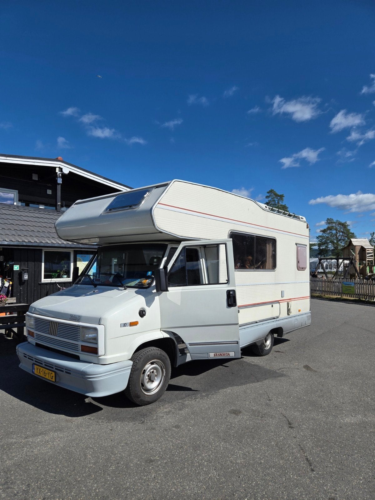 Complete camper 1990 - 4 slaapplaatsen - APK, Brandblusser, Chemisch toilet, Buscamper of Camperbus, Buitenlamp