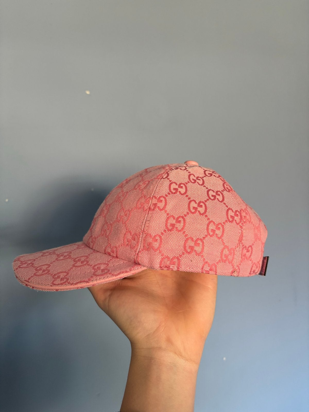 Gucci pet roze met GG-patroon, Kleding | Dames, Ophalen of Verzenden, Zo goed als nieuw, One size fits all, Pet