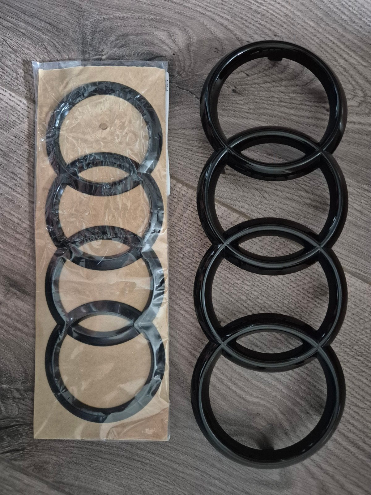 Zwarte Audi A3 logo's - Voor en Achter, Auto diversen, Tuning en Styling, Ophalen of Verzenden