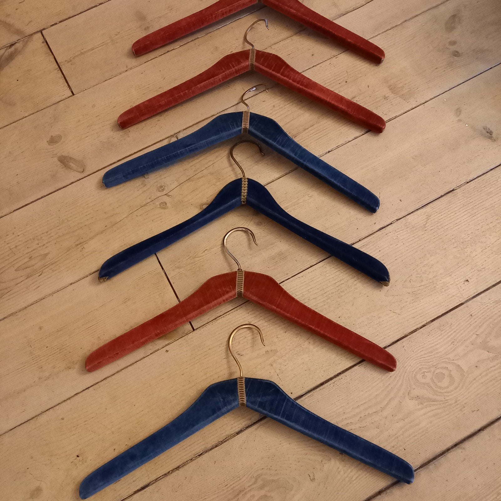 Vintage jaren 60 fluwelen kleerhangers 6 stuks, Kleding | Dames, Ophalen of Verzenden