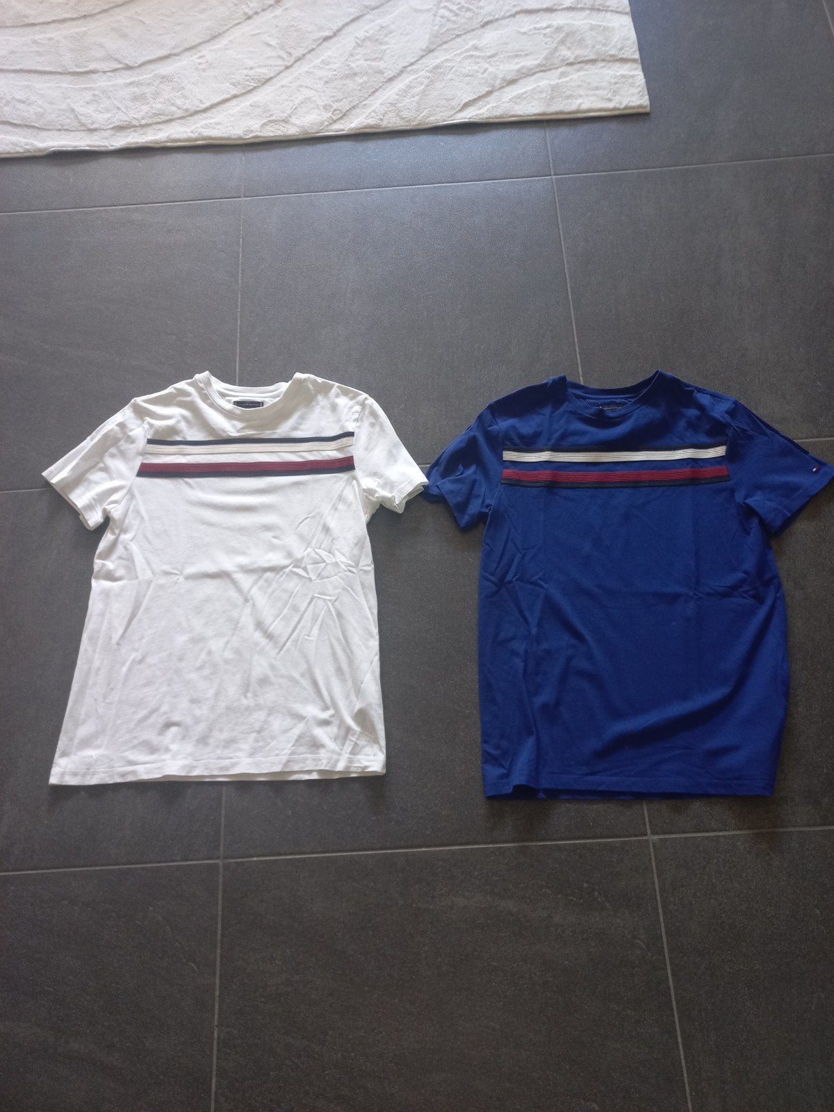 2x Tommy Hilfiger T-shirts - Wit & Blauw - Maat 176, Ophalen of Verzenden, Shirt of Longsleeve, Jongen, Tommy Hilfiger