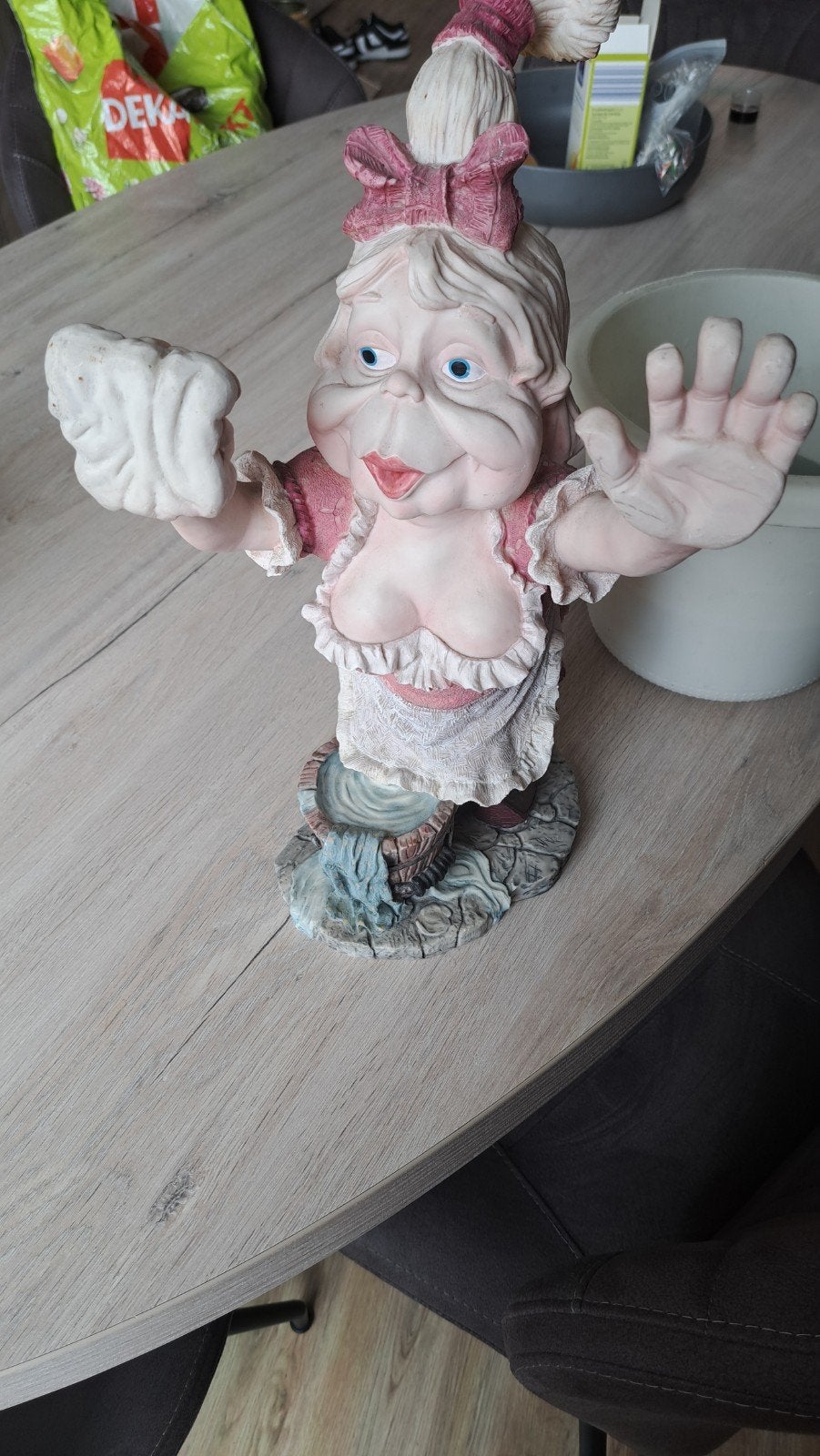 Grappig beeldje van een wasvrouw, verkleurd, Ophalen of Verzenden, Gebruikt, Mens