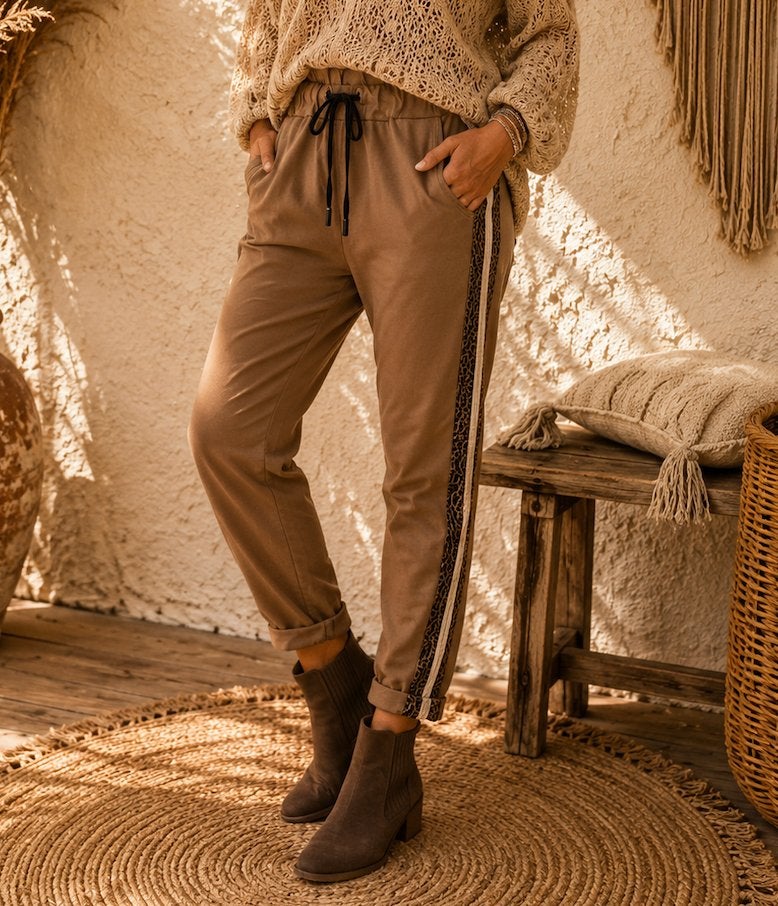Travel Pants Met Panterbiest Mokka One size fits to 38/40, Maat 38/40 (M), Bruin, Nieuw, Ophalen of Verzenden