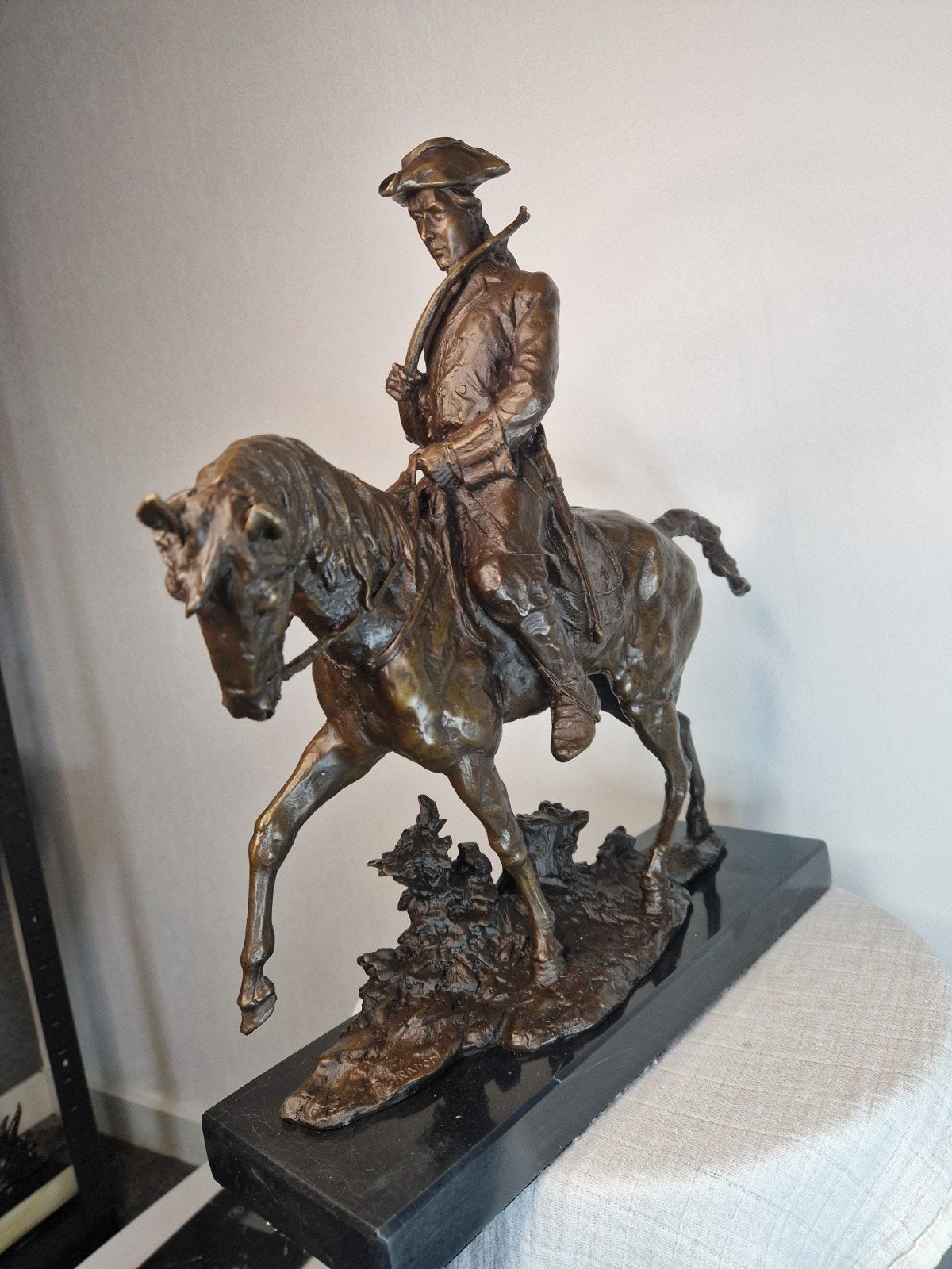 Bronzen beeld ruiter met jachthoorn op marmeren sokkel, Ophalen, Gepatineerd, Brons, 20 - 50 cm