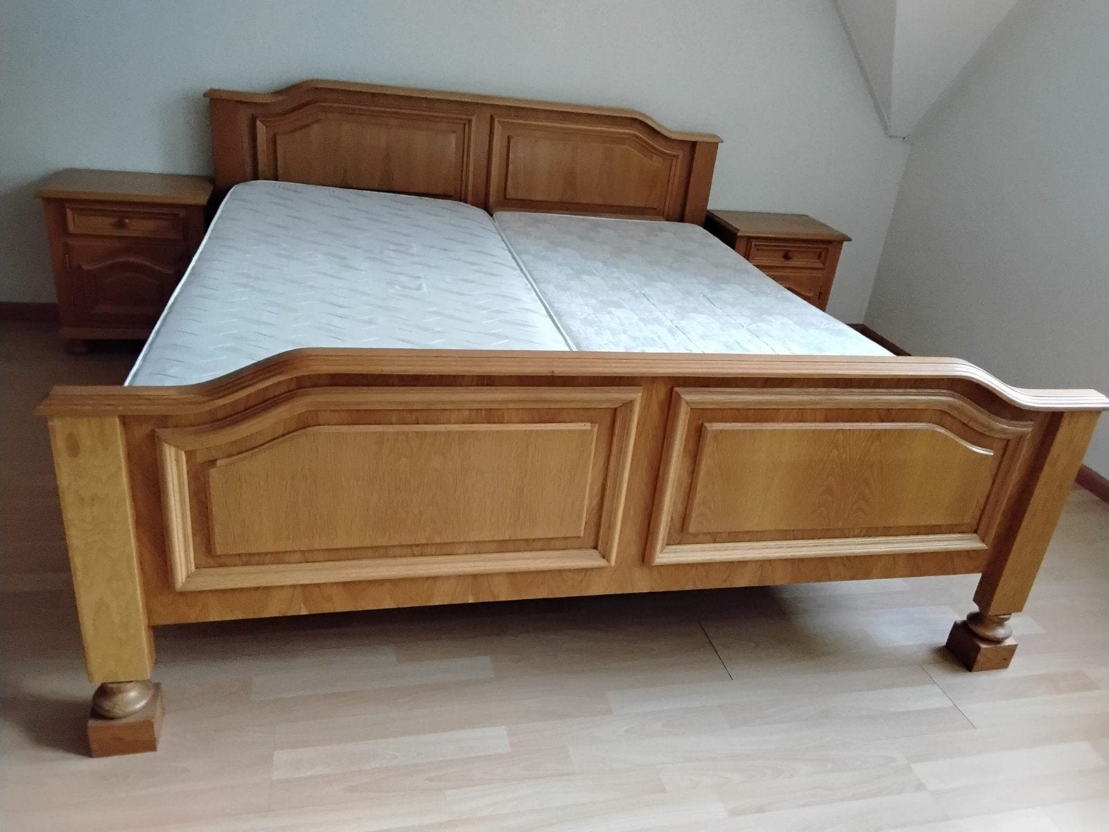 Massief eikenhouten tweepersoonsbed met nachtkastjes, Ophalen, Gebruikt, Bruin, Klassiek