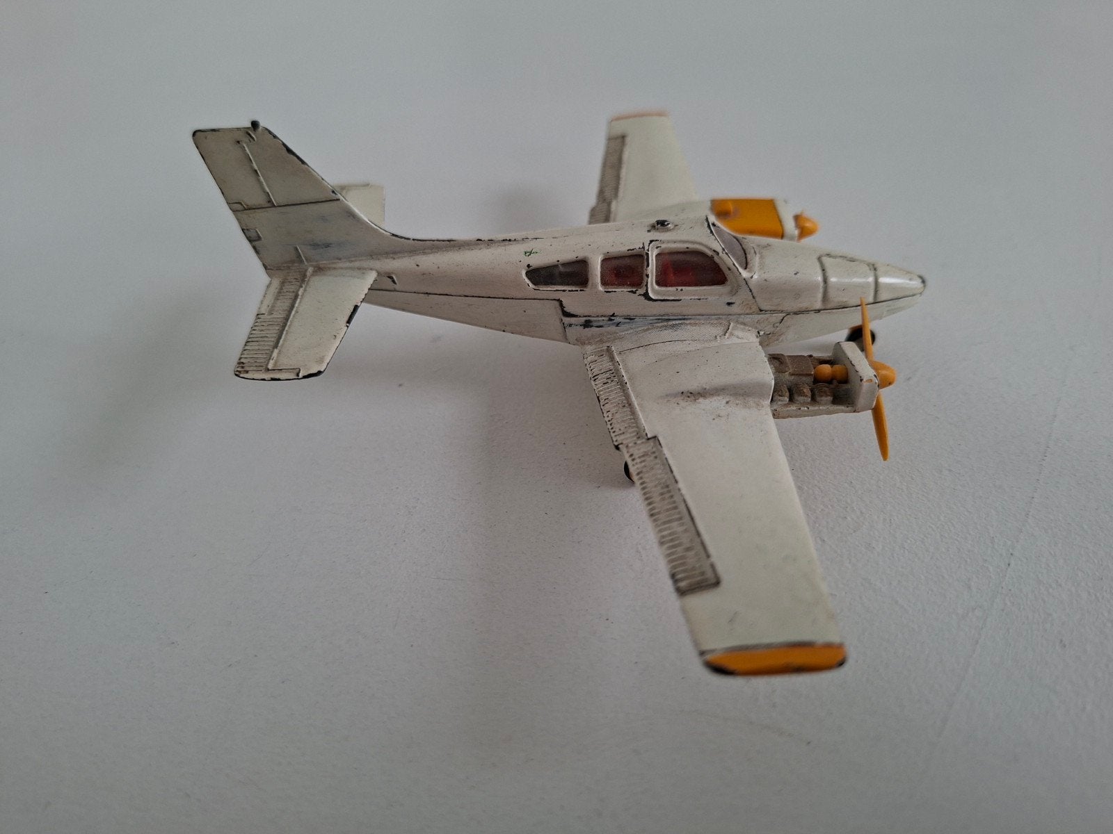 Beechcraft C55 Baron van Dinkey Toys, Ophalen of Verzenden, Gebruikt, 1:72 tot 1:144, Overige merken