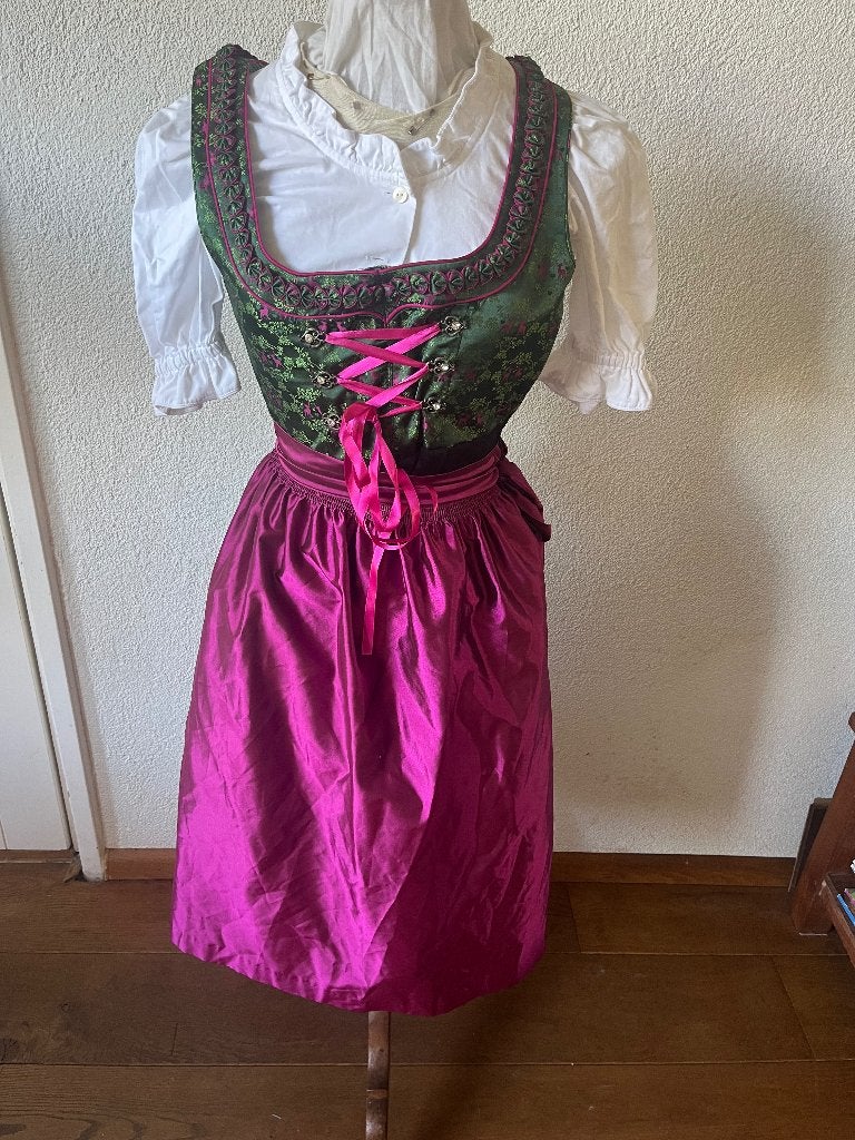 Prachtige Edelheiss Dirndl mt 32 met blouse en schort nr 32, Ophalen of Verzenden, Overige thema's, Kleding, Maat 34 (XS) of kleiner