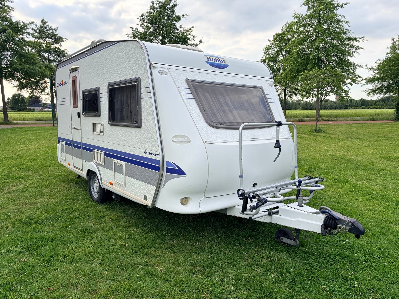 Hobby De Luxe Easy 400 SF - Bovag gekeurd, met mover, Vast bed, Hobby, Treinzit, 750 - 1000 kg