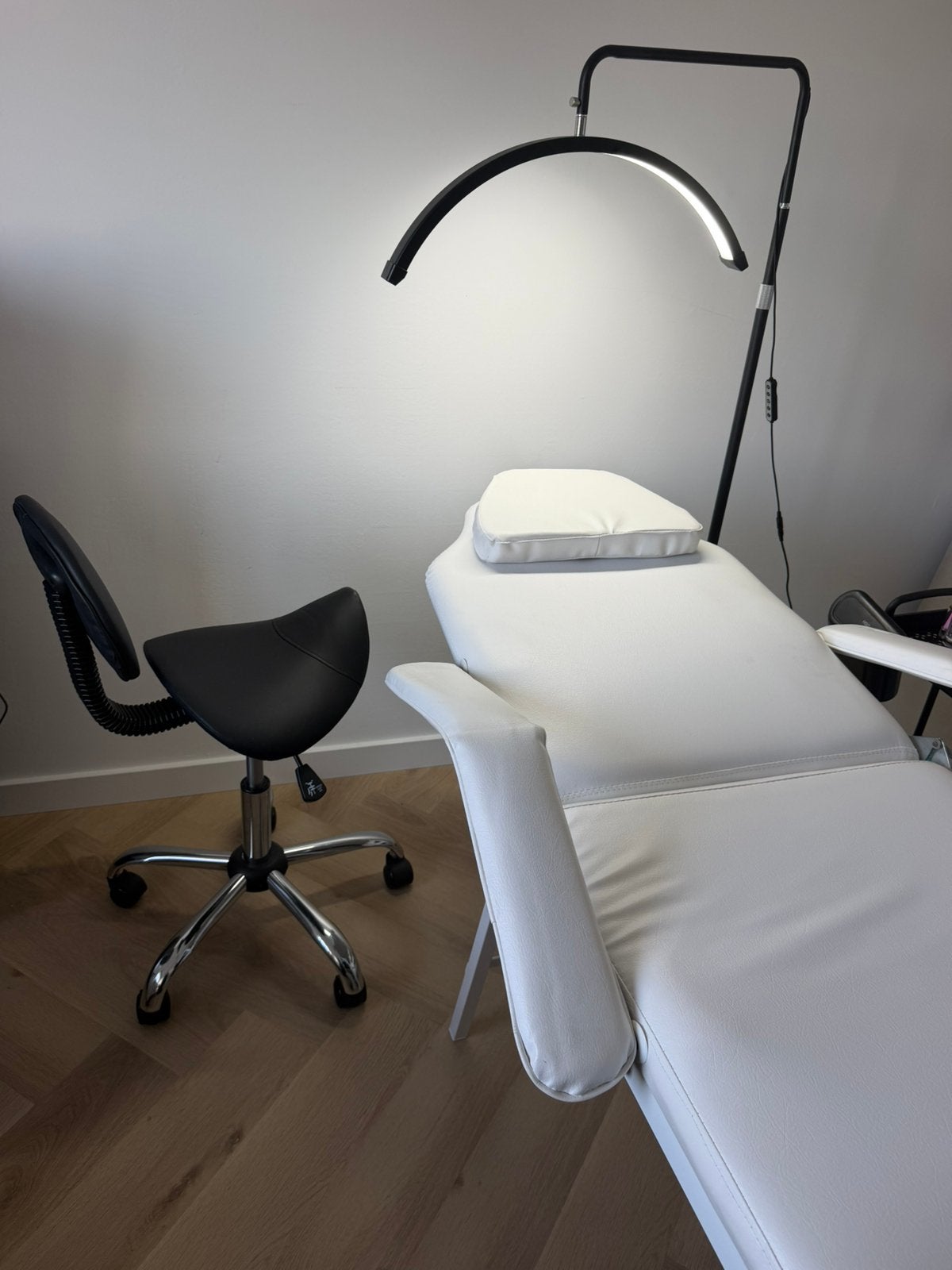Complete schoonheidssalon set – behandelstoel, lamp & kruk, Ophalen, Zo goed als nieuw, Massagetafel