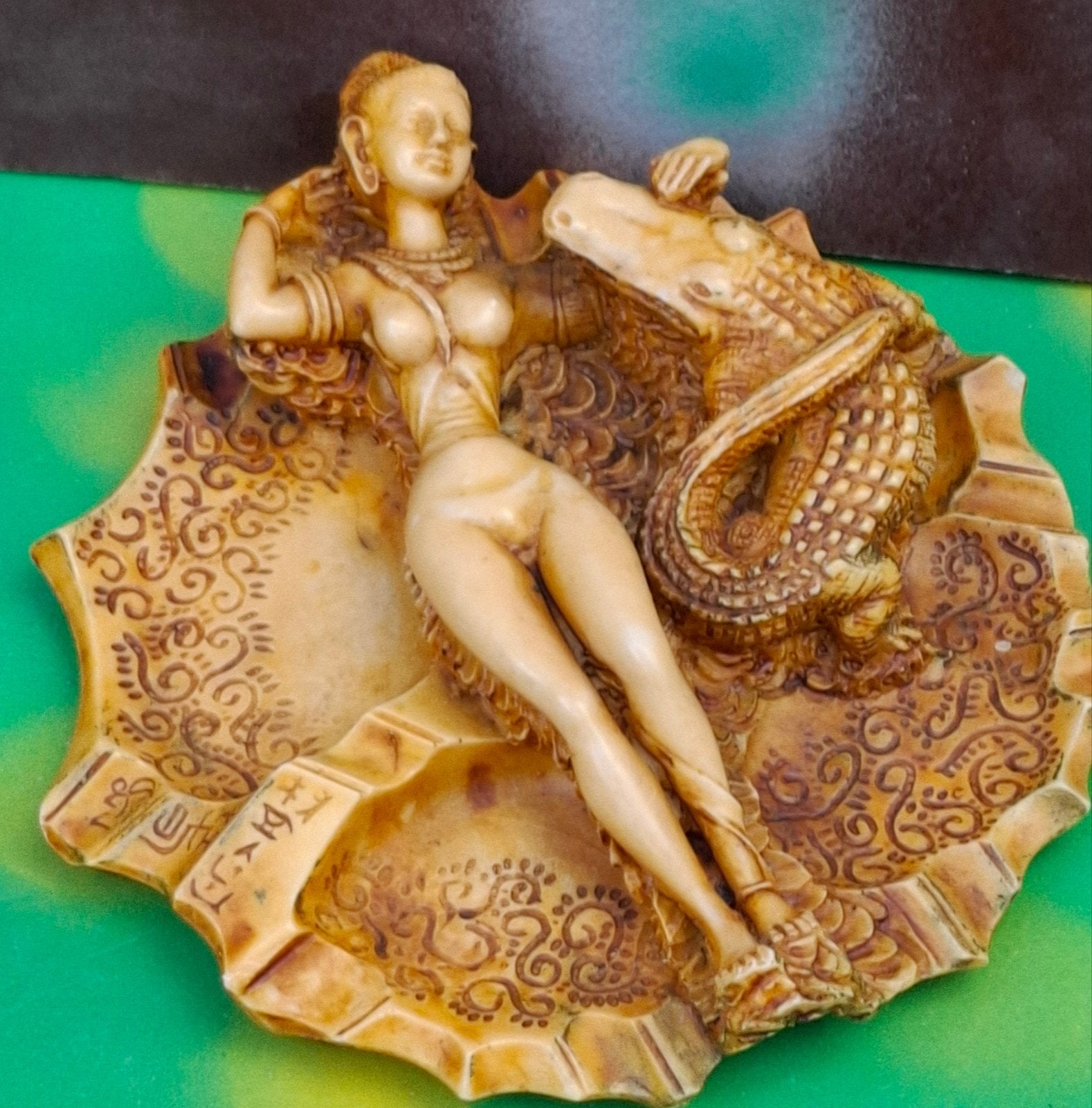 Asbak.  Naakte dame met krokodil.  Azië.  19 x 21 cm., Ophalen, Zo goed als nieuw, Asbak