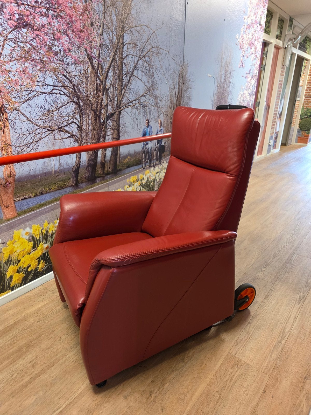 Prominent sta op stoel rood, Huis en Inrichting, Fauteuils, Ophalen, Gebruikt, Minder dan 75 cm, Leer