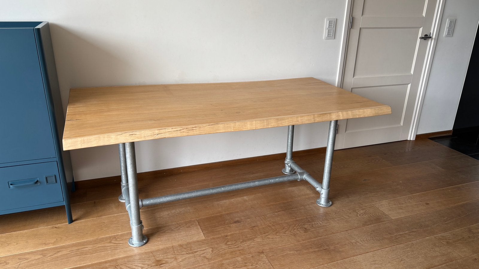 Houten tafel met onderstel van steigerbuizen, Ophalen, Gebruikt