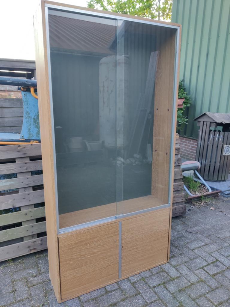 Vitrinekast met schuifdeuren, Gebruikt, 100 tot 150 cm, Ophalen of Verzenden, 150 tot 200 cm