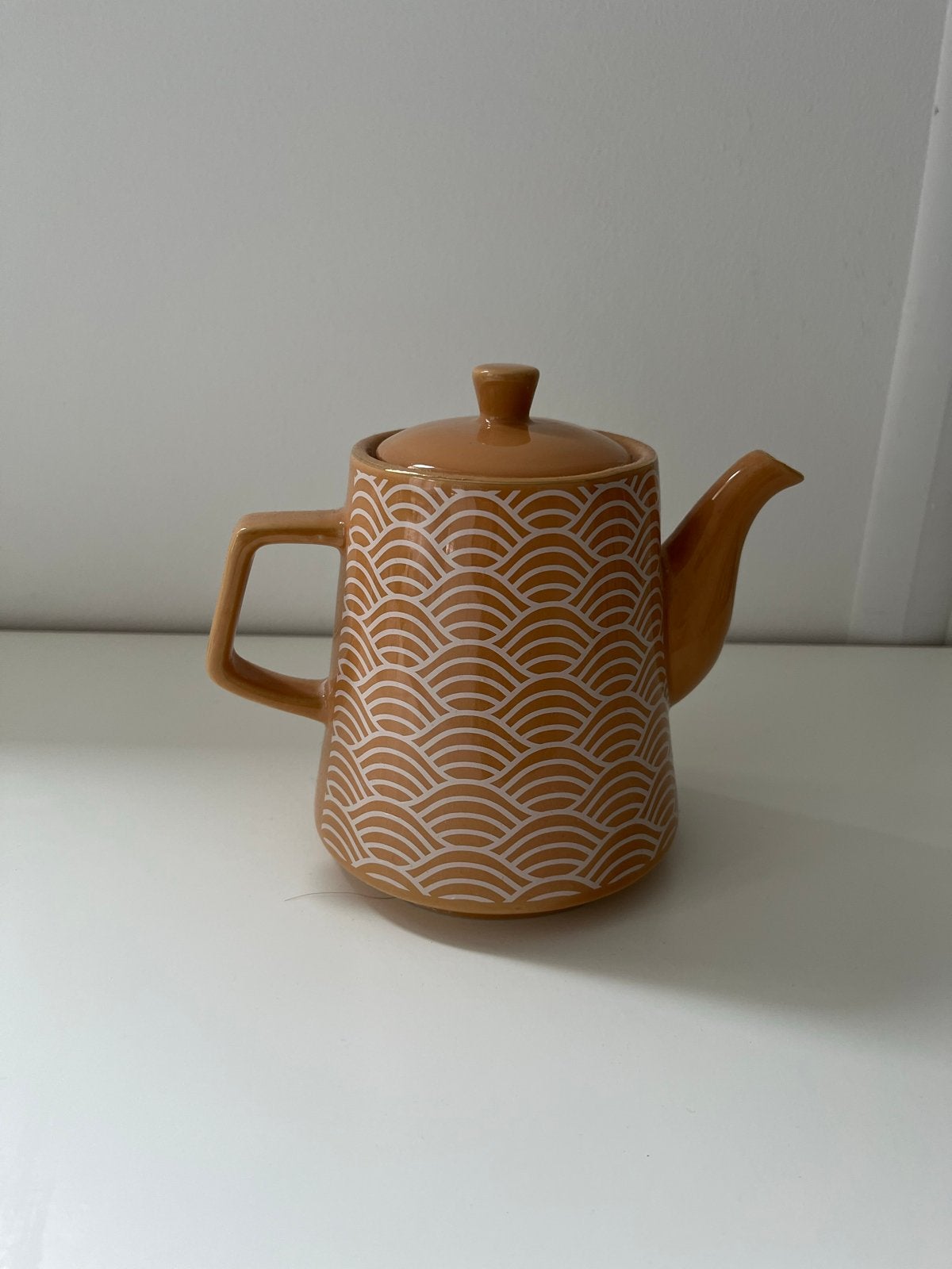 Bruine theepot met patroon, 17cm hoog, Theepot/fluitketel, Gebruikt, Ophalen of Verzenden, Steen/keramiek