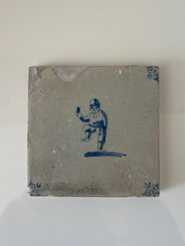 Antiek dansend, wijn drinkend boertje. tegel 17e eeuw., Ophalen of Verzenden