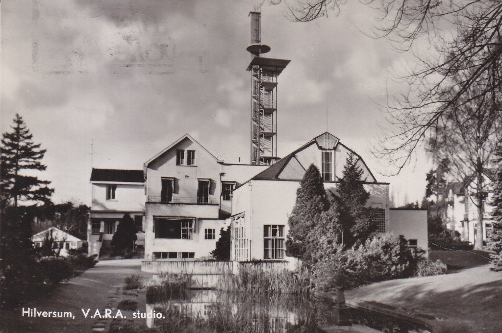 Hilversum - V.A.R.A. studio 1958, Verzenden, 1940 tot 1960, Gelopen, Noord-Holland
