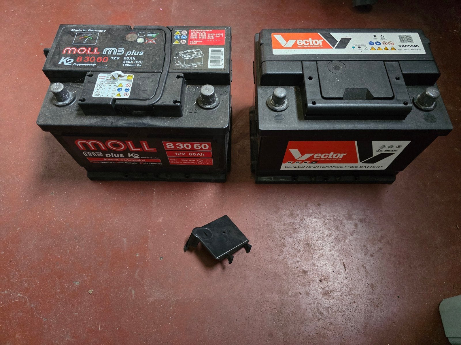 2 defecte 12V 60Ah en 55Ah accu's. Voor oud lood oud ijzer, Gebruikt